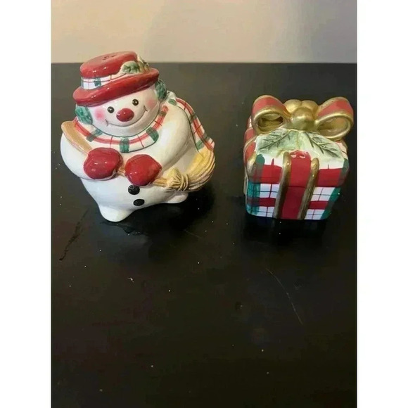 Fitz and Floyd Snowman and Gift Plaid Salt and Pepper Shaker Set - Picture 10 of 10